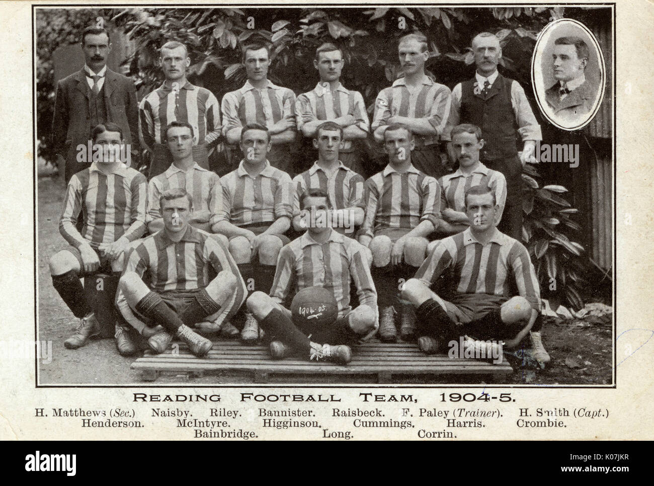 Leer Football Club - temporada 1904-05. El capitán Herbert Smith (1877-1951) - Se muestra el recuadro (parte superior derecha). Smith pasó a ganar la medalla de oro para el equipo de Inglaterra en los Juegos Olímpicos de 1908. También jugó para Oxford, Stoke y Derby County. Fecha: 1904 Foto de stock