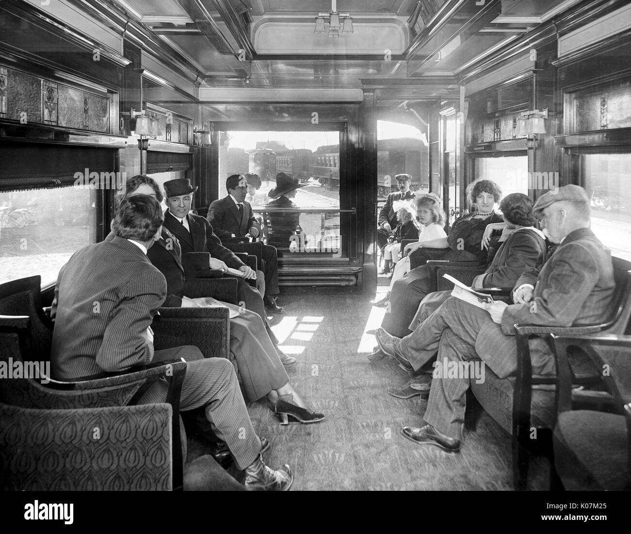 Los pasajeros en el coche en una observación terrestre deluxe limitado de trenes en América Fecha: circa 1910 Foto de stock