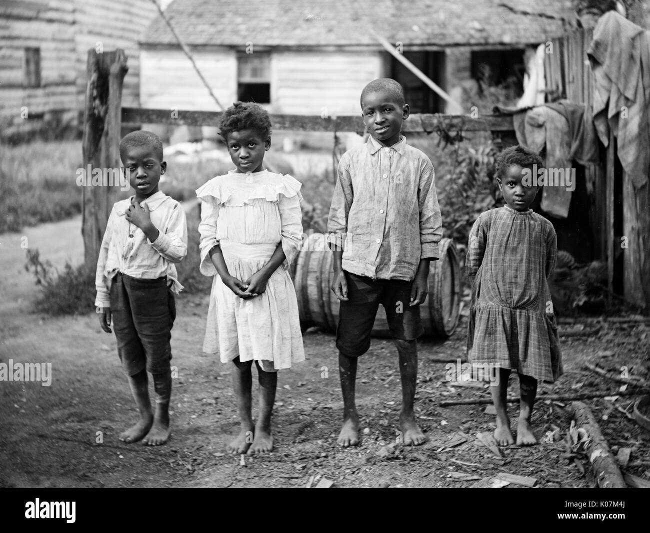Cuatro niños africano-americanos en los Estados Unidos Fecha: circa 1900 Foto de stock