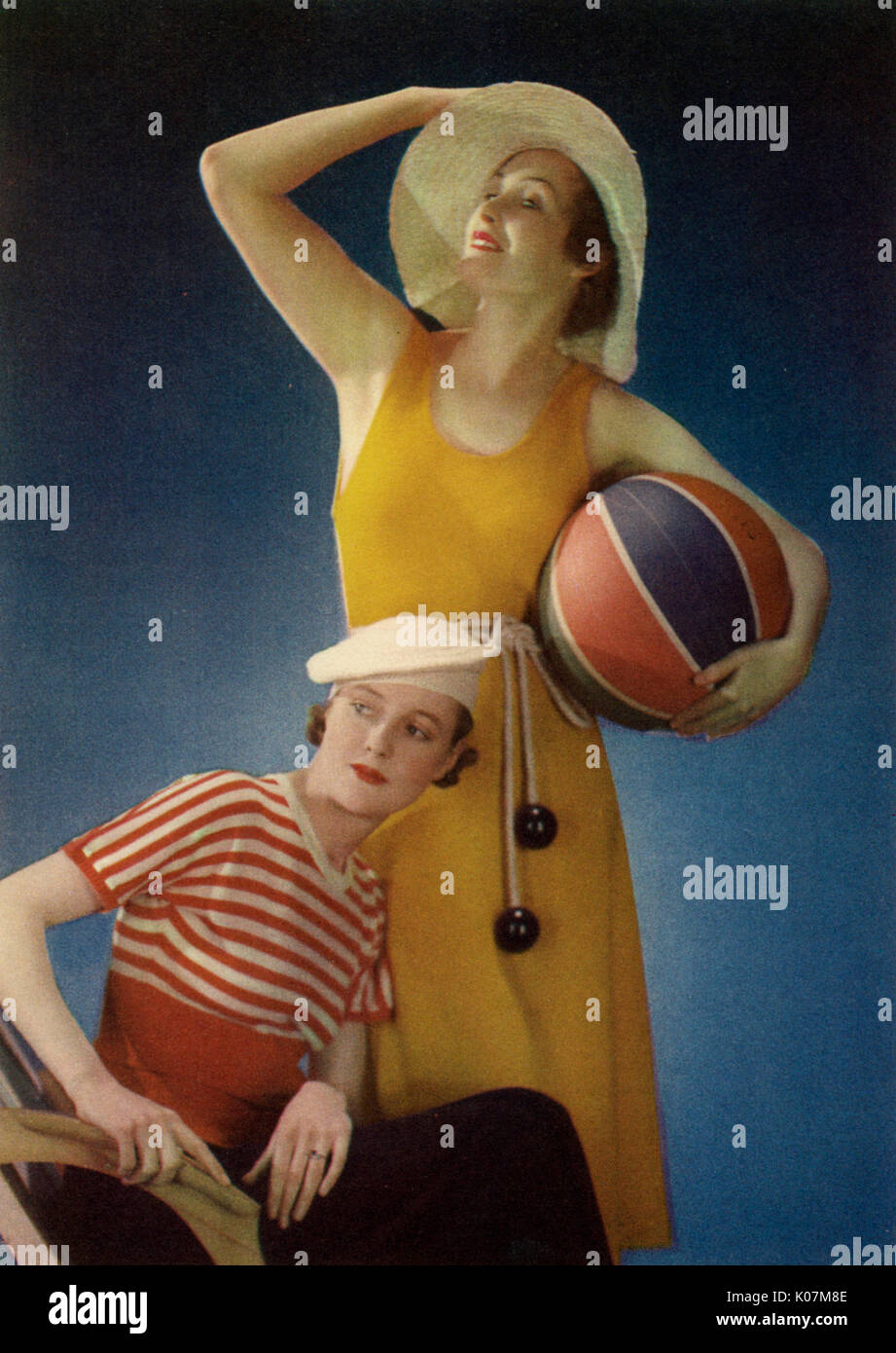 Dos modelos posando en el estilo náutico de modas, muy popular en la década de 1930. Fecha: 1934 Foto de stock