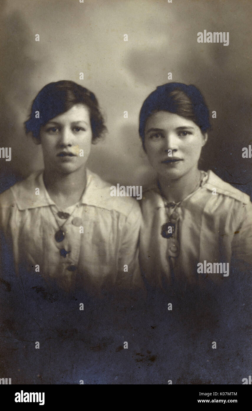 Retrato de estudio, dos mujeres jóvenes en blusas blancas. Fecha: circa  1910s Fotografía de stock - Alamy