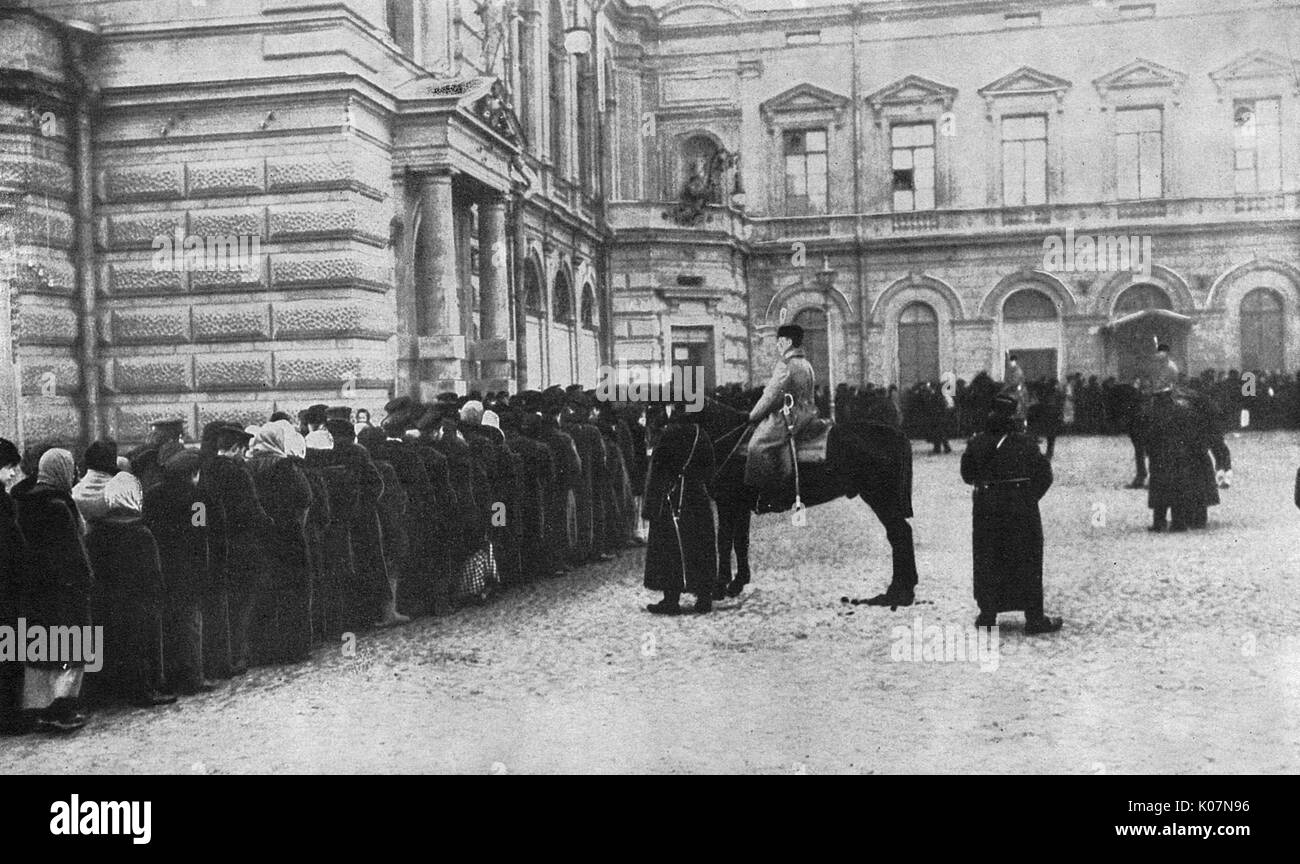Gente haciendo cola para pedir pan con guardia de policía, Rusia, WW1 Foto de stock