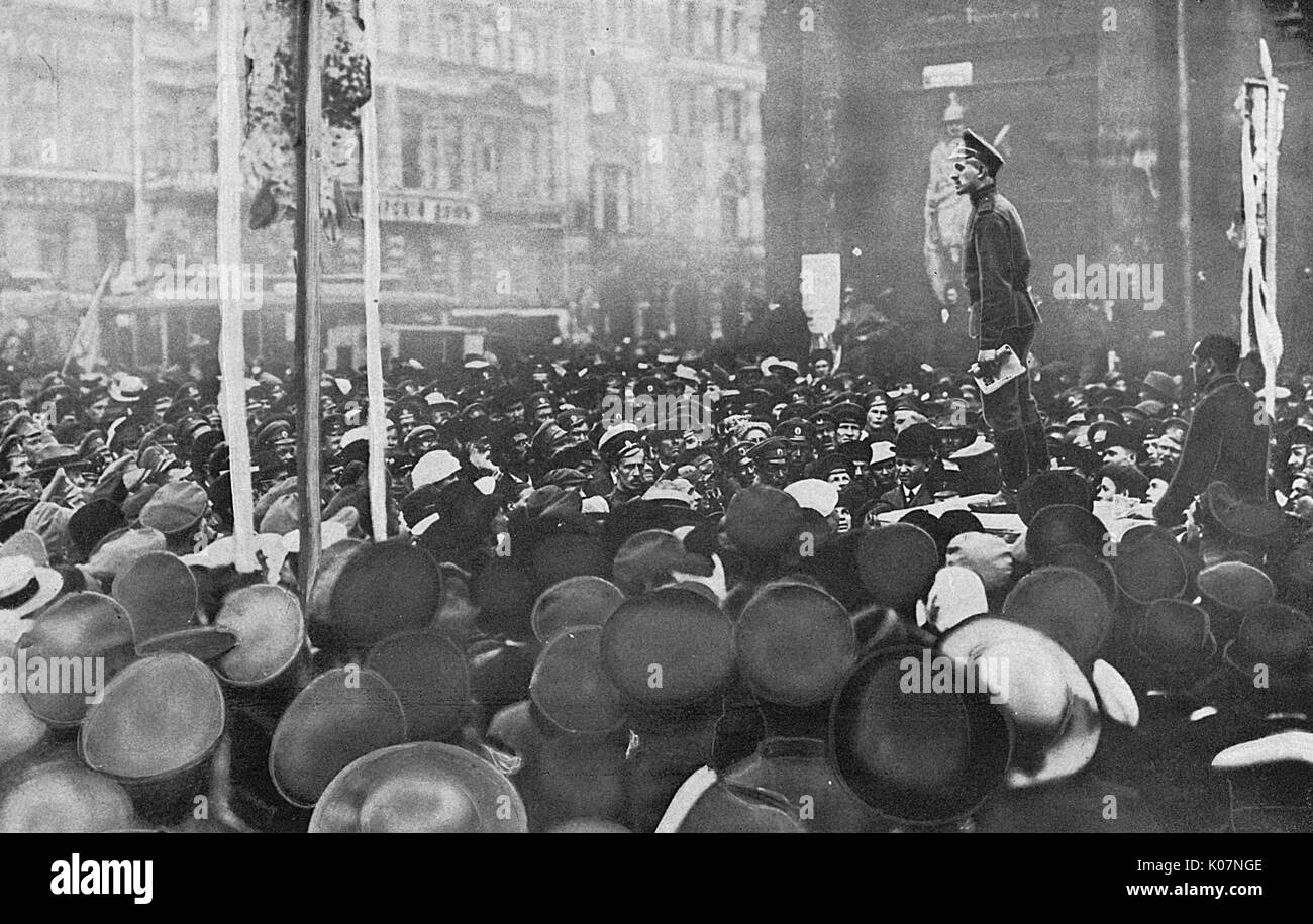 Reunión pública para escuchar a un orador durante el período revolucionario en Rusia. Esta fue probablemente hablando a favor de Rusia se retira de la Primera Guerra Mundial. Fecha: circa 1917 Foto de stock