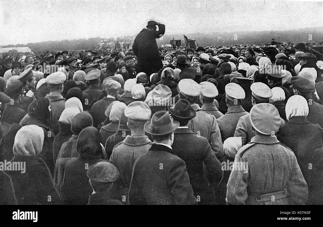 Reunión pública para escuchar a un orador durante el período revolucionario en Rusia. Esta fue probablemente hablando a favor de Rusia para continuar la lucha en la Primera Guerra Mundial. Fecha: circa 1917 Foto de stock