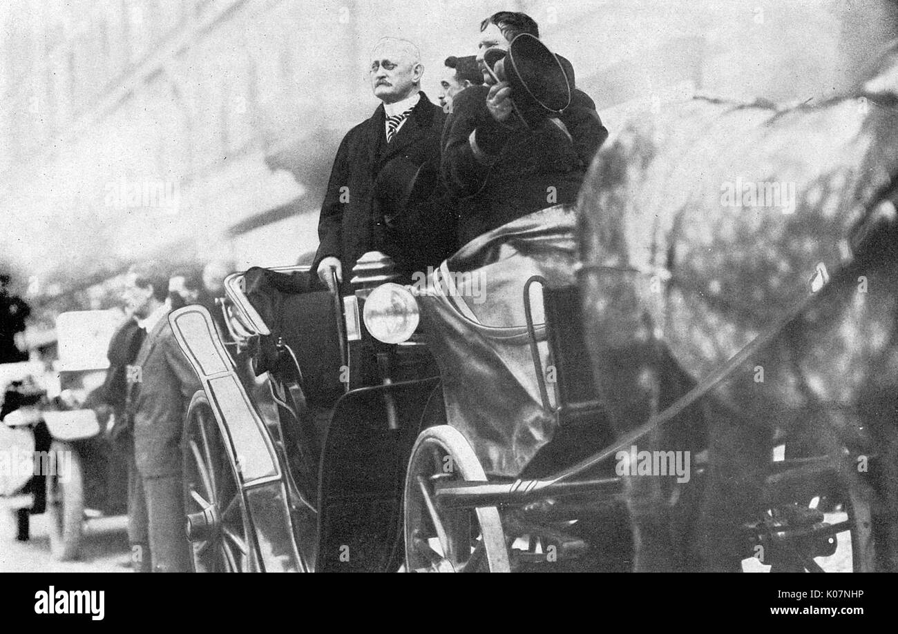 El embajador estadounidense en Rusia, David Rowland Francis (1850-1927), de pie en un carro abierto en la Plaza de San Isaac, Petrogrado (San Petersburgo), a un público numeroso funeral de lealistas asesinados por los Bolcheviques durante el período revolucionario en Rusia. Fecha: circa 1917 Foto de stock