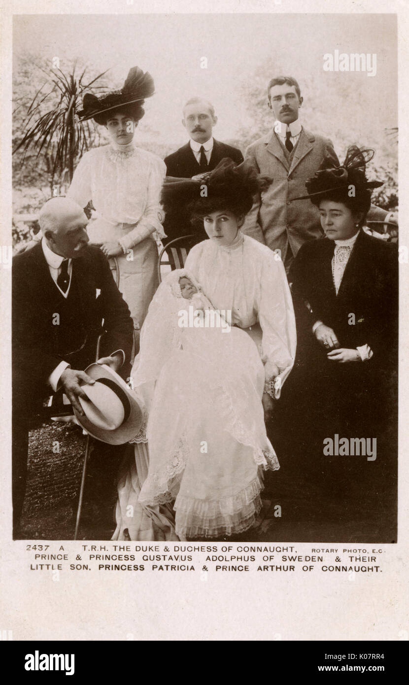 El príncipe Arturo, Duque de Connaught y Strathearn (1850-1942) (parte delantera izquierda) y su esposa, la princesa Luisa Margarita de Prusia (1860-1917) (delantera derecha) fotografiado junto a su hija, la Princesa Margarita de Connaught, Princesa de Suecia y Duquesa de Scania (1882-1920) (delantero centro) la celebración de su primer hijo, PRÍNCIPE Gustaf Adolf Fredrik Oscar Arthur Edmund, duque de Croacia (1906-1947). Su esposo Oscar Fredrik Wilhelm Olaf Gustaf Adolf (18821973) (Rey de Suecia desde 1950 hasta su muerte), que aparece cuando el Príncipe heredero y Duque de Scania está de pie en la parte posterior derecha. La Princesa Patricia de Connaught (1886-1 Foto de stock