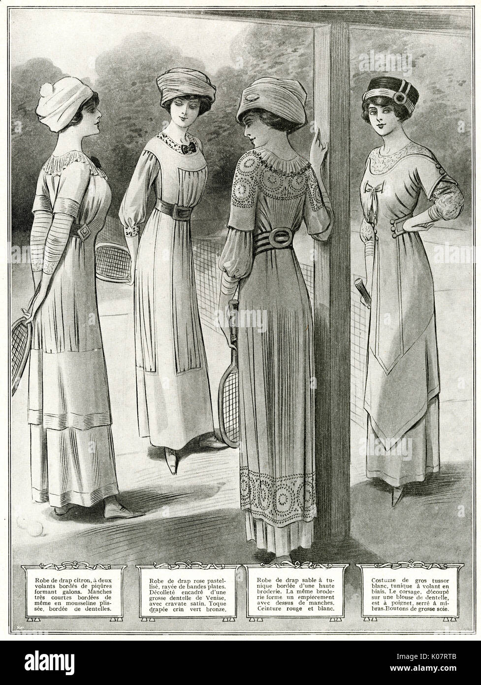 Modelos mujeres vistiendo ropa de moda para jugar un partido de tenis.  Fecha: 1910 Fotografía de stock - Alamy