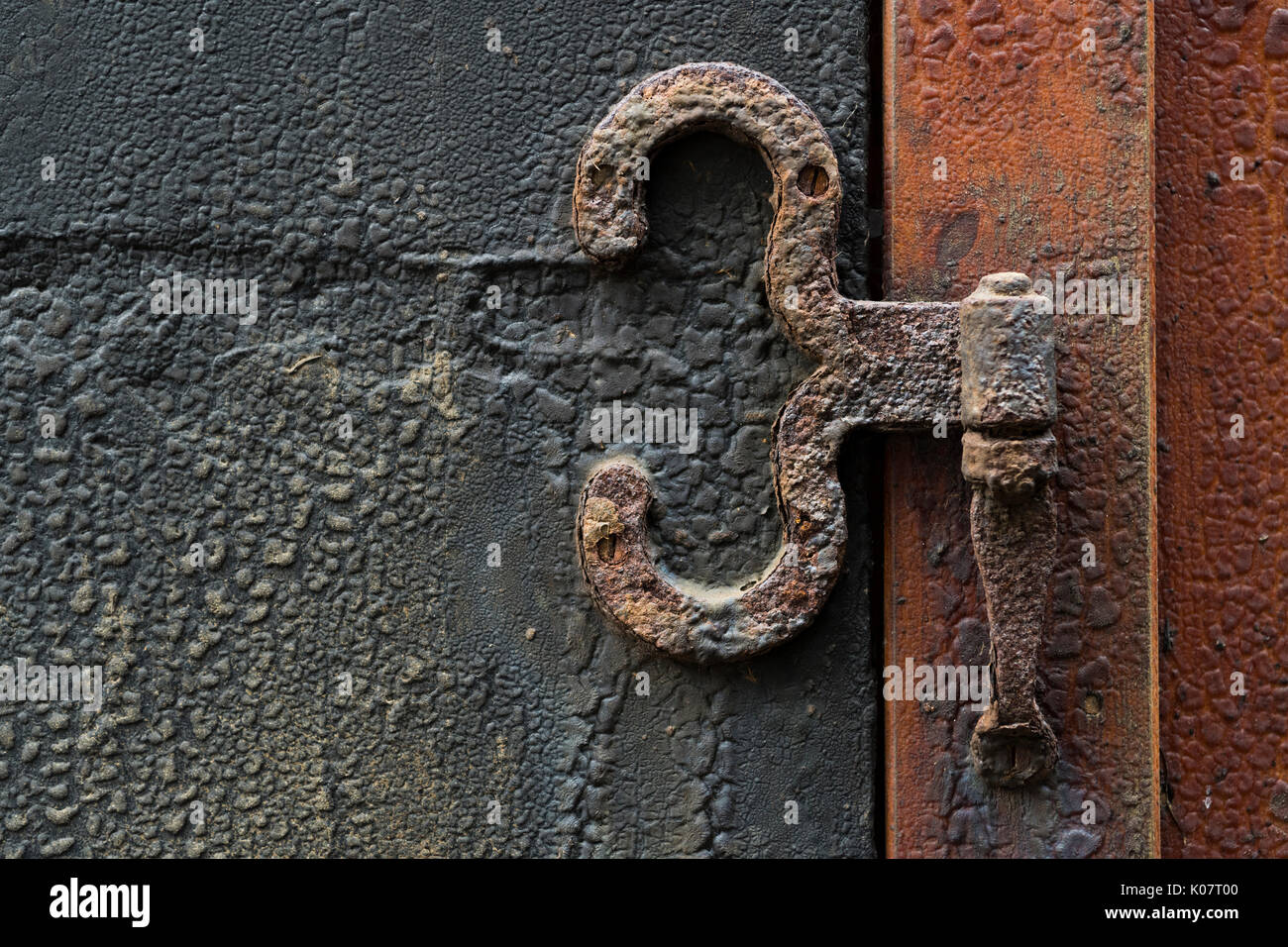 Rusty bisagra de puerta vieja, Tórshavn, isla Streymoy, Islas Feroe, Dinamarca Foto de stock