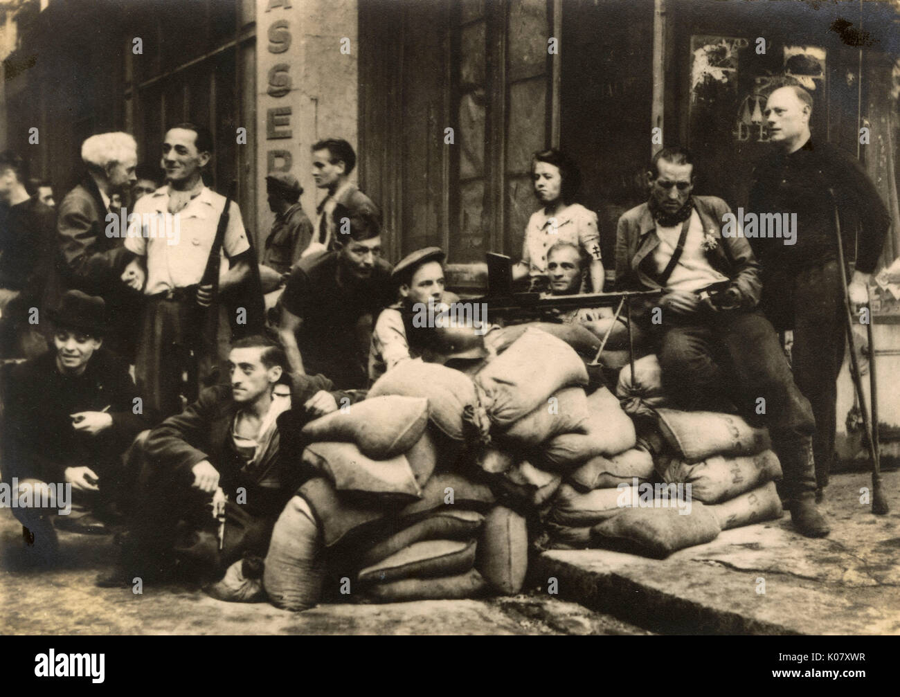 ';El hombre las barricadas!'; Este grito que sonó el lunes, 21 de agosto, 1944. Esta magnífica fotografía muestra los hombres manning una barricada en el barrio Cite tripulada por algunos suave parisinos armado con una ametralladora en la preparación para la batalla por la liberación de París. Fecha: 1944 Foto de stock