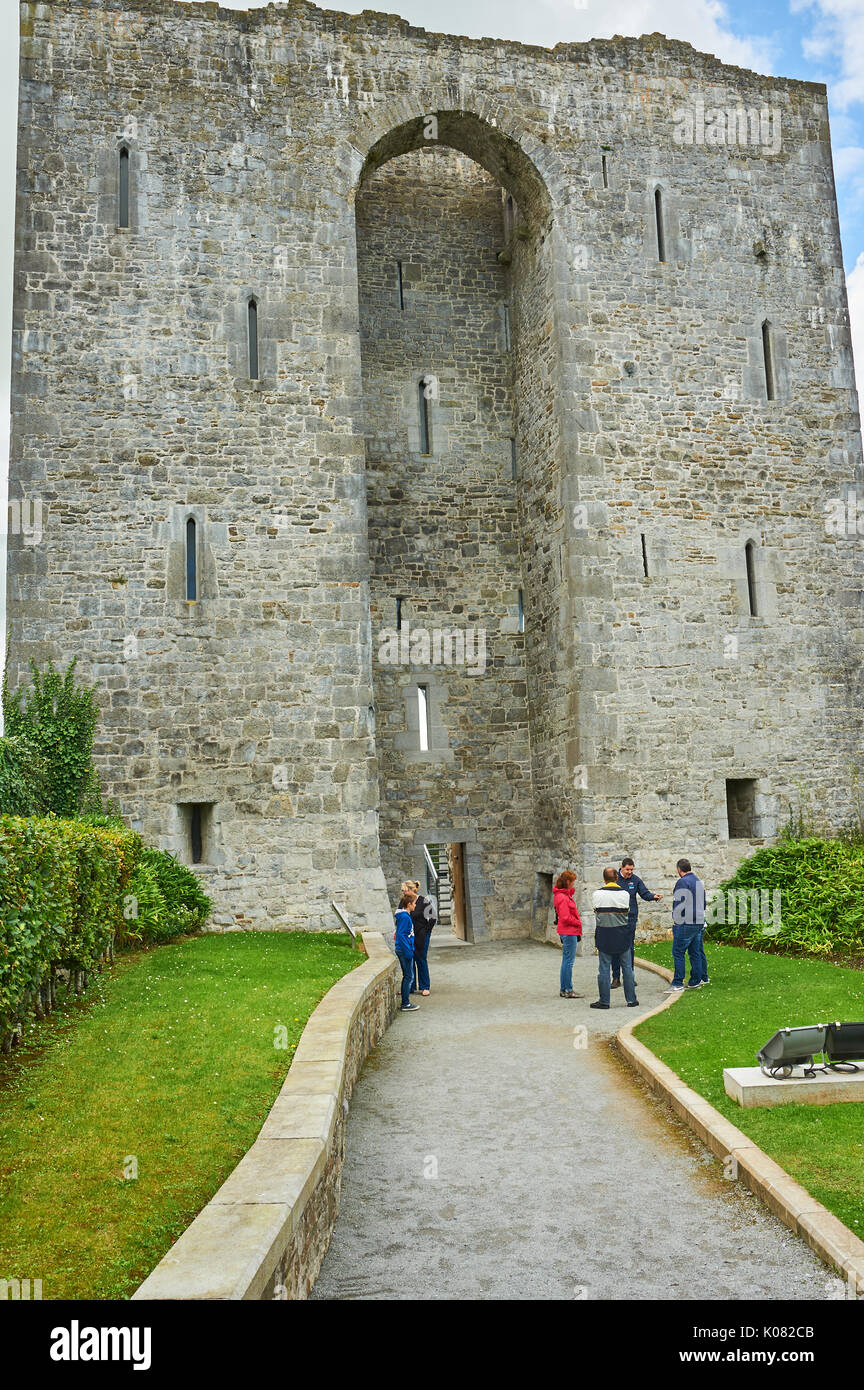 Los turistas fuera de las ruinas del castillo de Listowel en el condado de Kerry, Irlanda Foto de stock