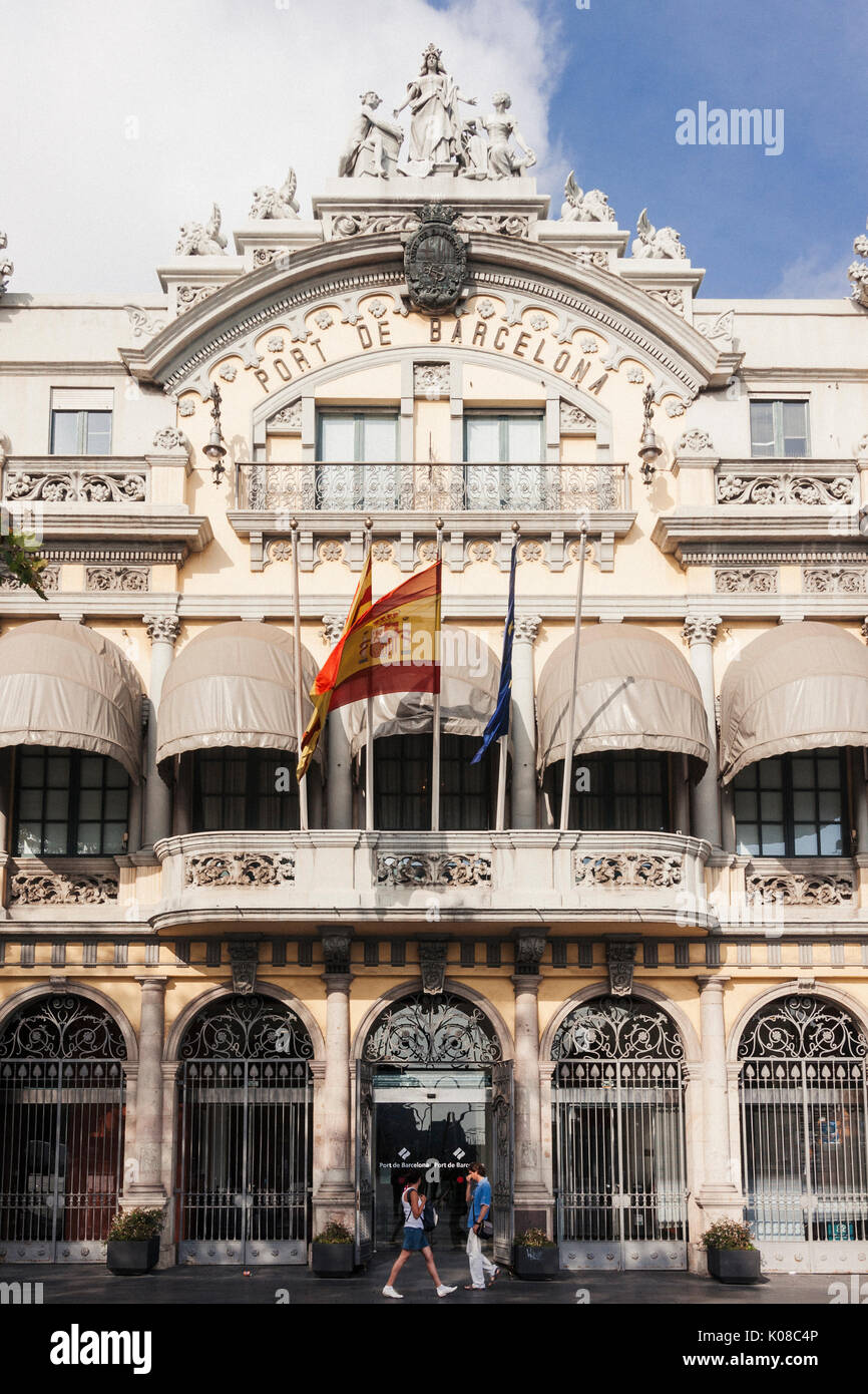 Edificio viejo de la Aduana de Barcelona, el Port Vell o "Puerto Viejo" de  Barcelona Fotografía de stock - Alamy