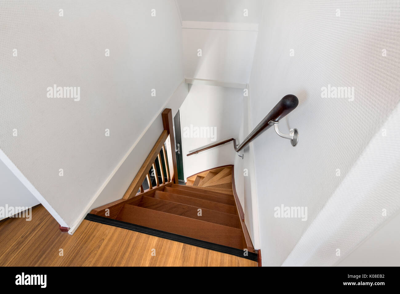 Escalera de la casa moderna de madera Foto de stock