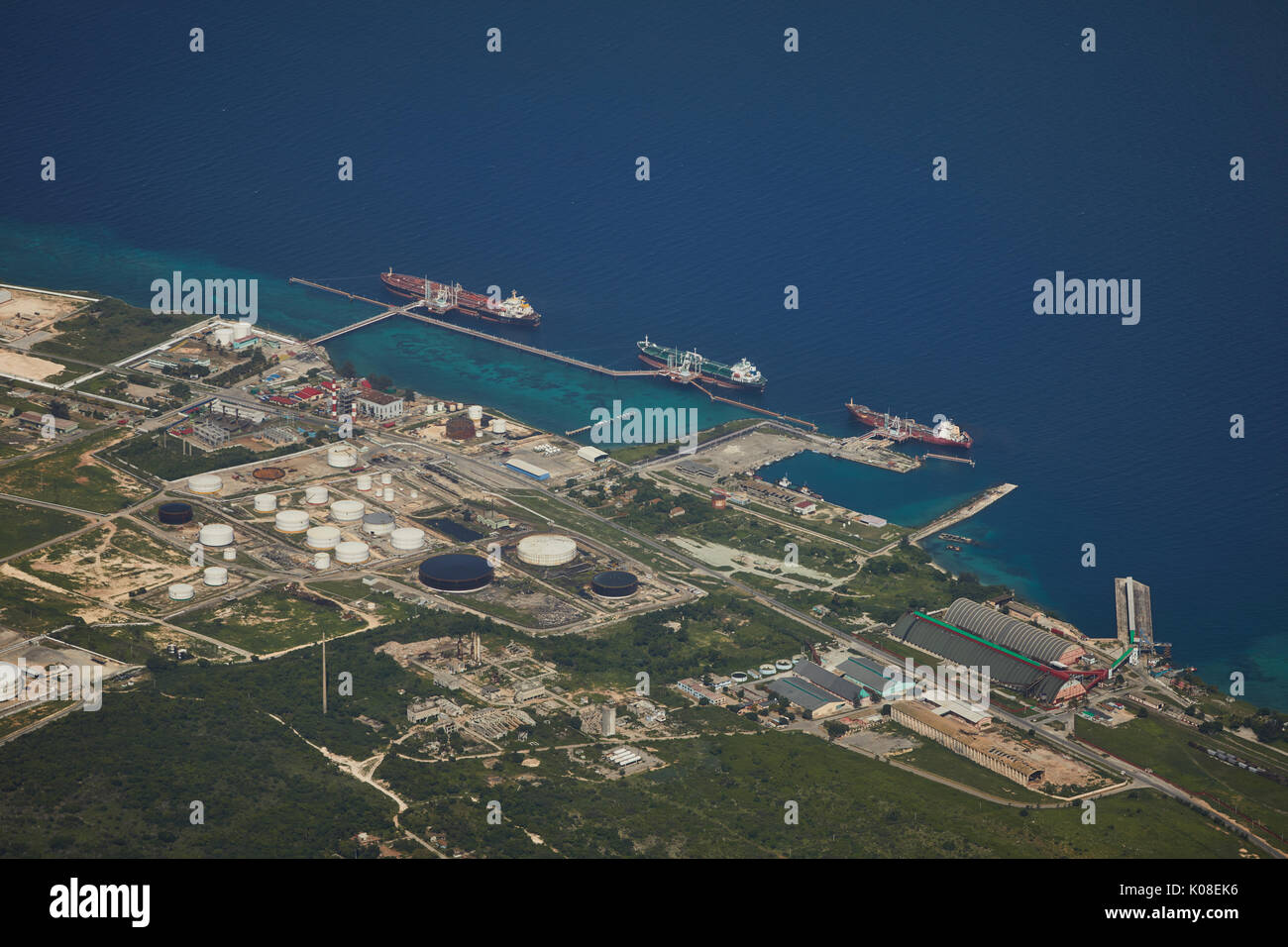Instalaciones de almacenamiento de petróleo crudo superpetrolero puerto terminal en el norte del puerto de la ciudad de Matanzas en Cuba Foto de stock