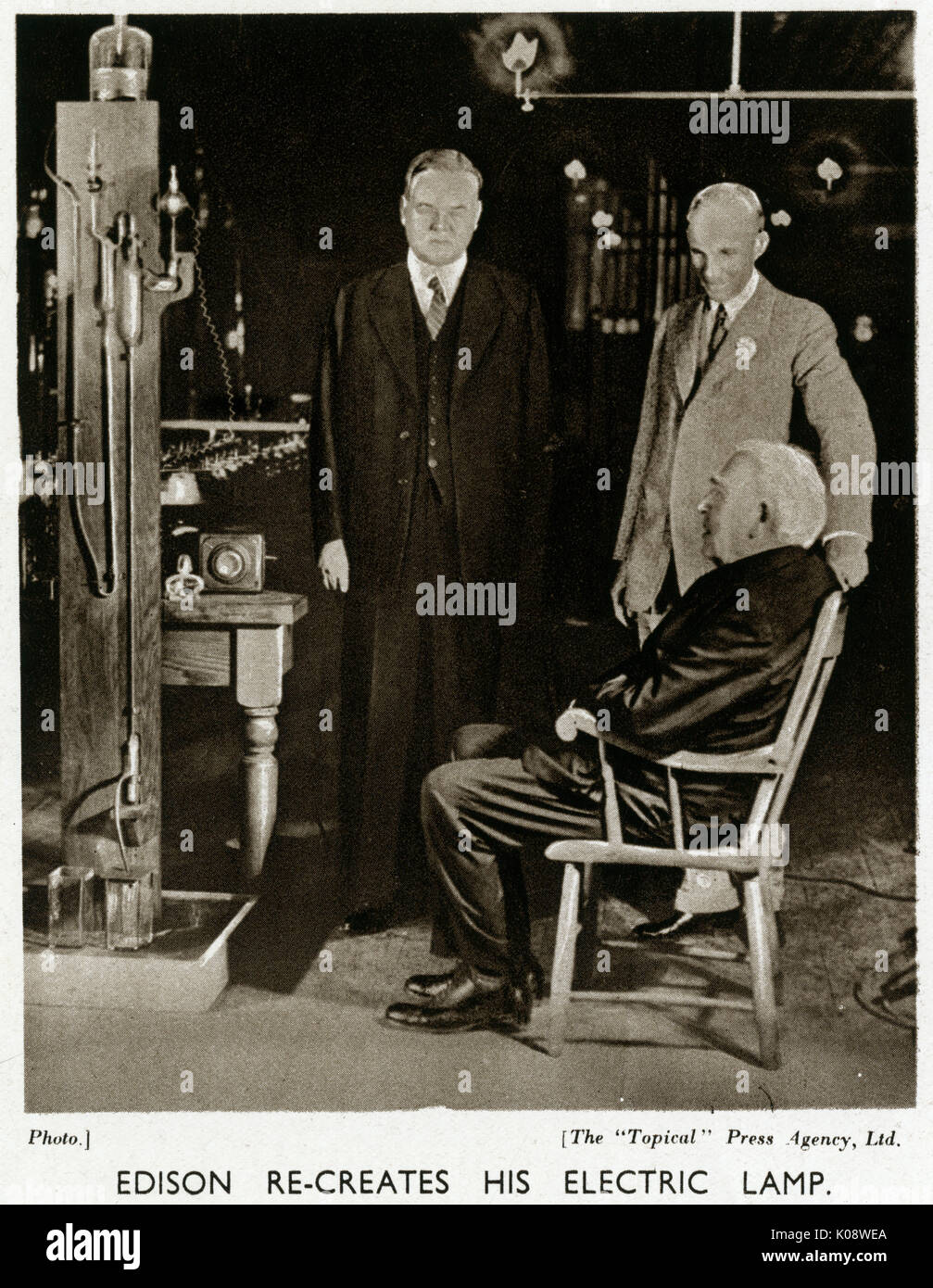 Thomas Edison re-crea su lámpara eléctrica Foto de stock