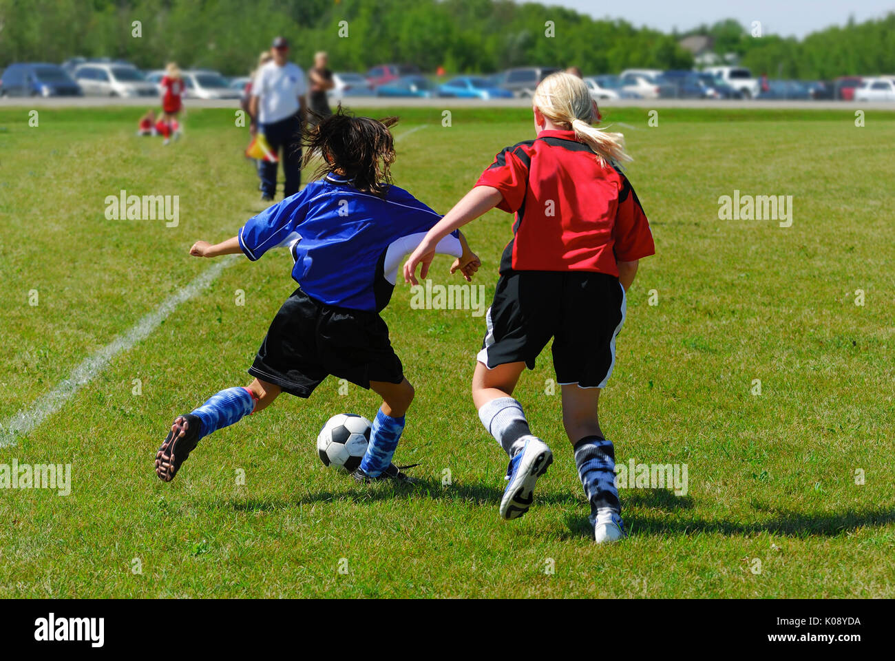 Dos jóvenes jugadores de fútbol en acción Foto de stock