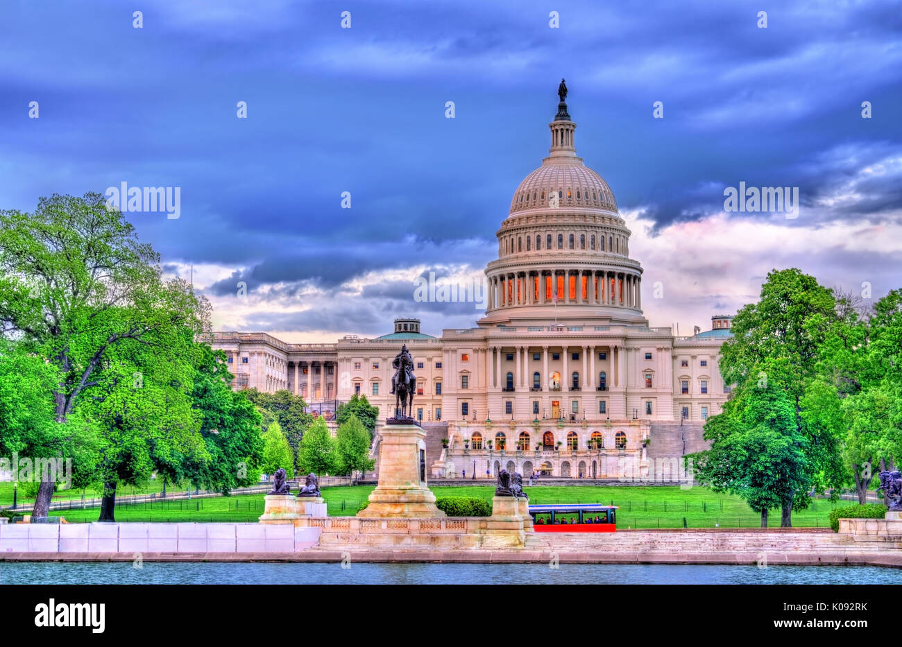 El edificio del Capitolio de los Estados Unidos con la Ulysses S. Grant memorial. Washington, DC Foto de stock