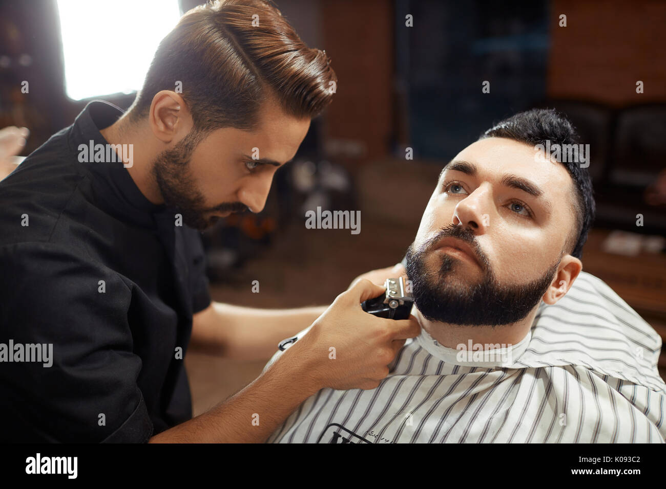Elegante hombre afeitado barber Foto de stock