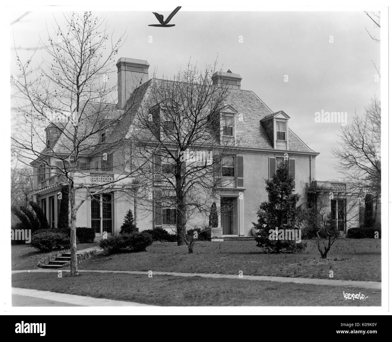 Vista del ángulo frontal de una gran casa unifamiliar cerca de Guilford, la  casa es, al menos, de dos pisos, y hay muchas chimeneas, Baltimore,  Maryland, en 1910. Esta imagen es de