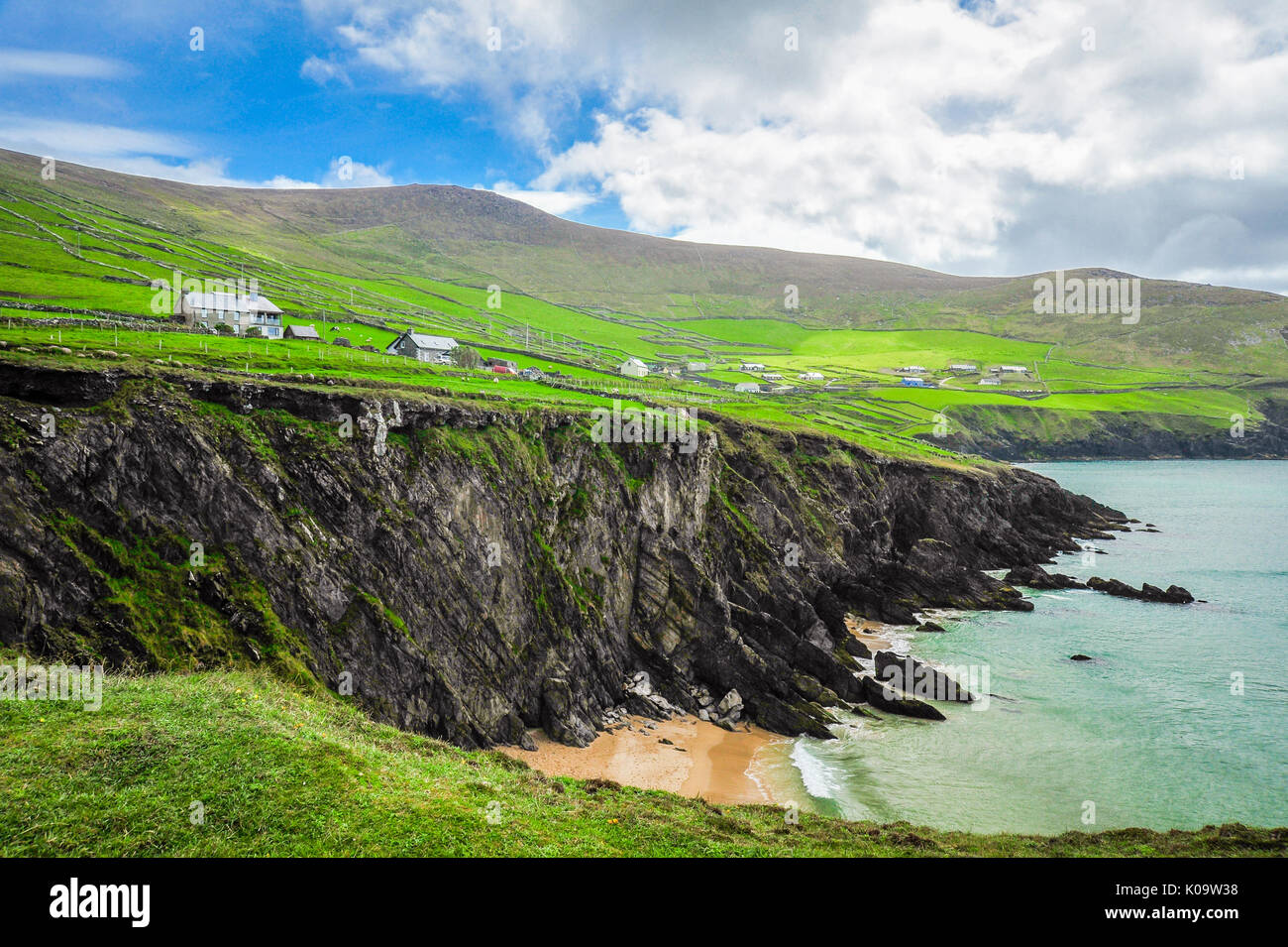 Pueblo costero anteriormente Clogher Strand en la península Dingle, Condado de Kerry, Irlanda Foto de stock