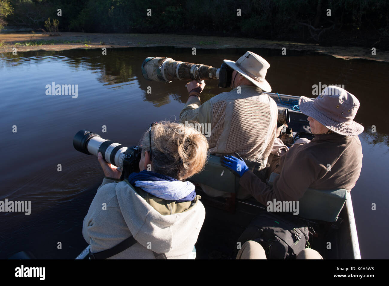 Fotógrafos en un tour en el pantanal de Brasil Foto de stock