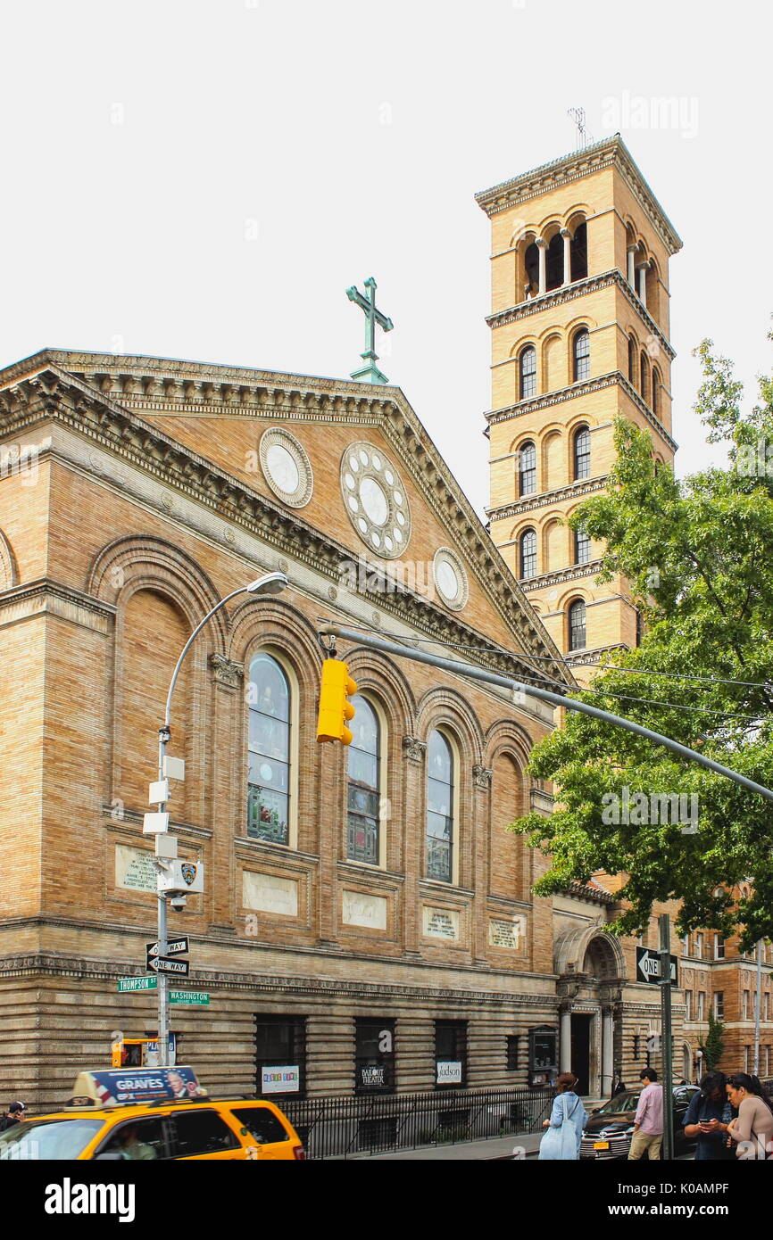 Nueva York, Estados Unidos - Septiembre 27, 2016: La Judson Memorial Church ubicado frente a Washington Square Park, en el barrio de Greenwich Village el N Foto de stock
