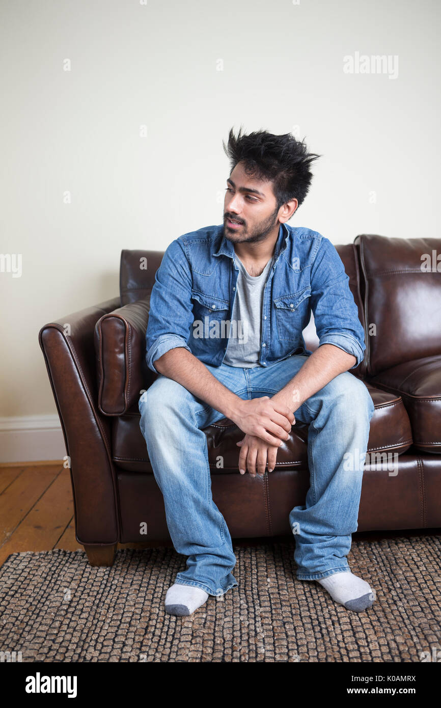 Retrato de un hombre asiático mirando a su derecha. Hombre indio para relajarse en casa. Foto de stock