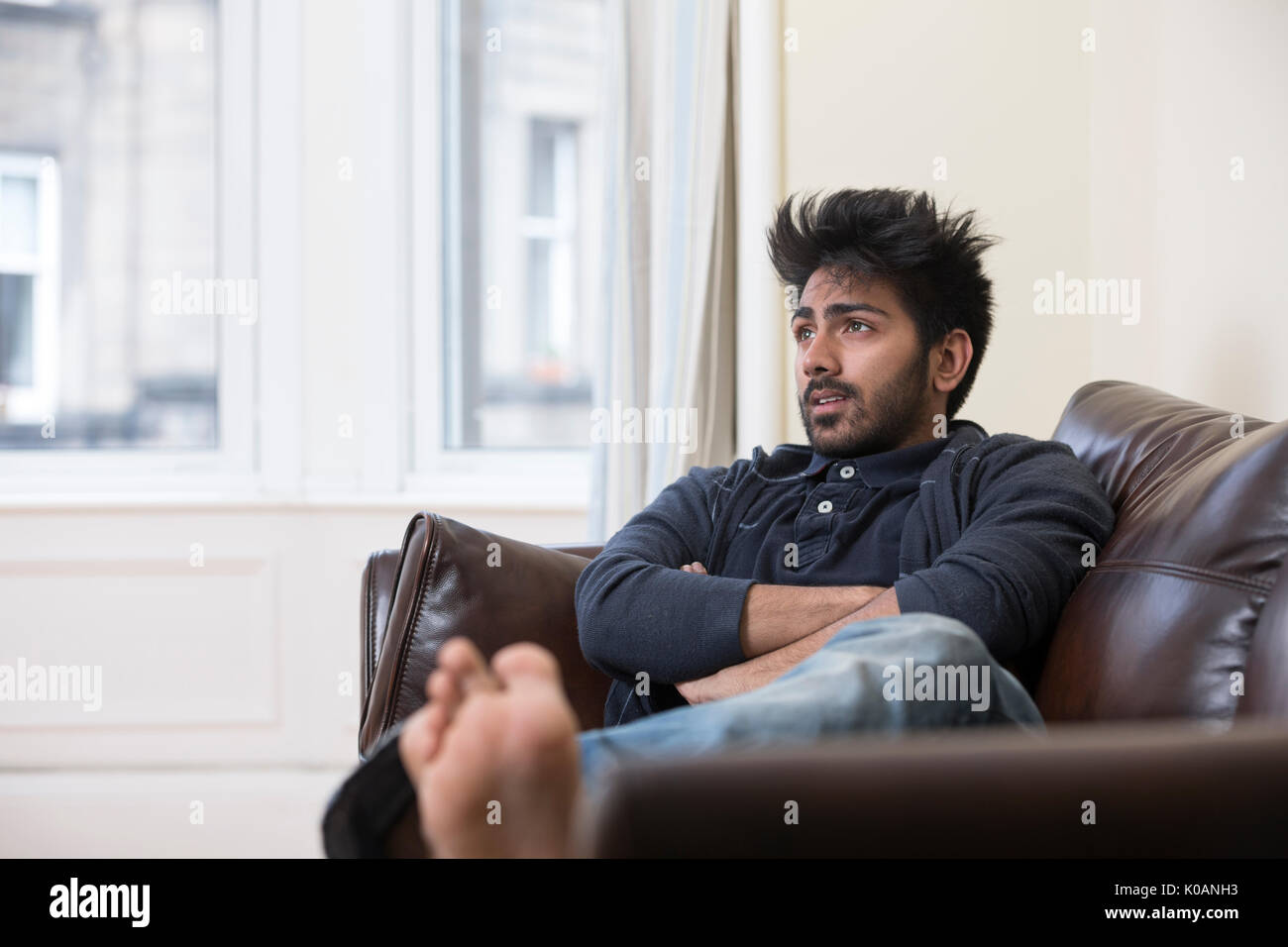 Retrato de un hombre asiático de moda en casa. Hombre indio para relajarse en casa. Foto de stock