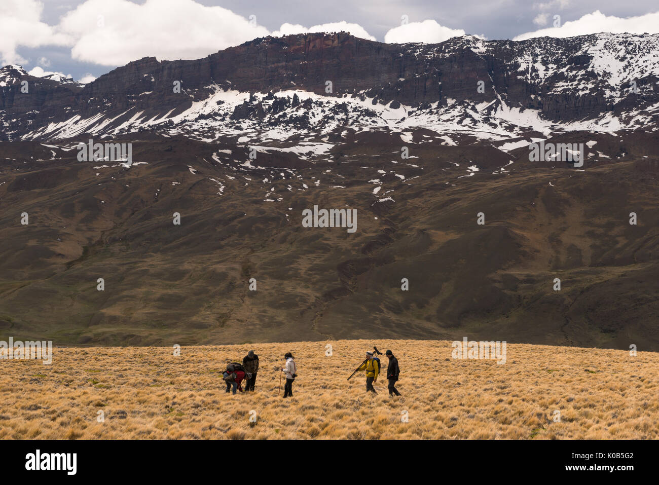Excursionistas exploran sierra baguales en la patagonia Foto de stock