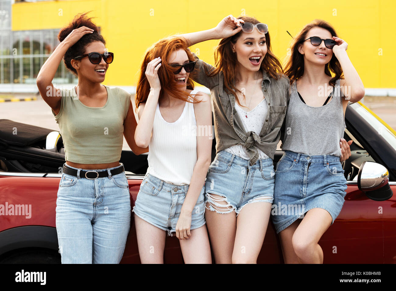 Chicas en ropa de verano fotografías e imágenes de alta resolución