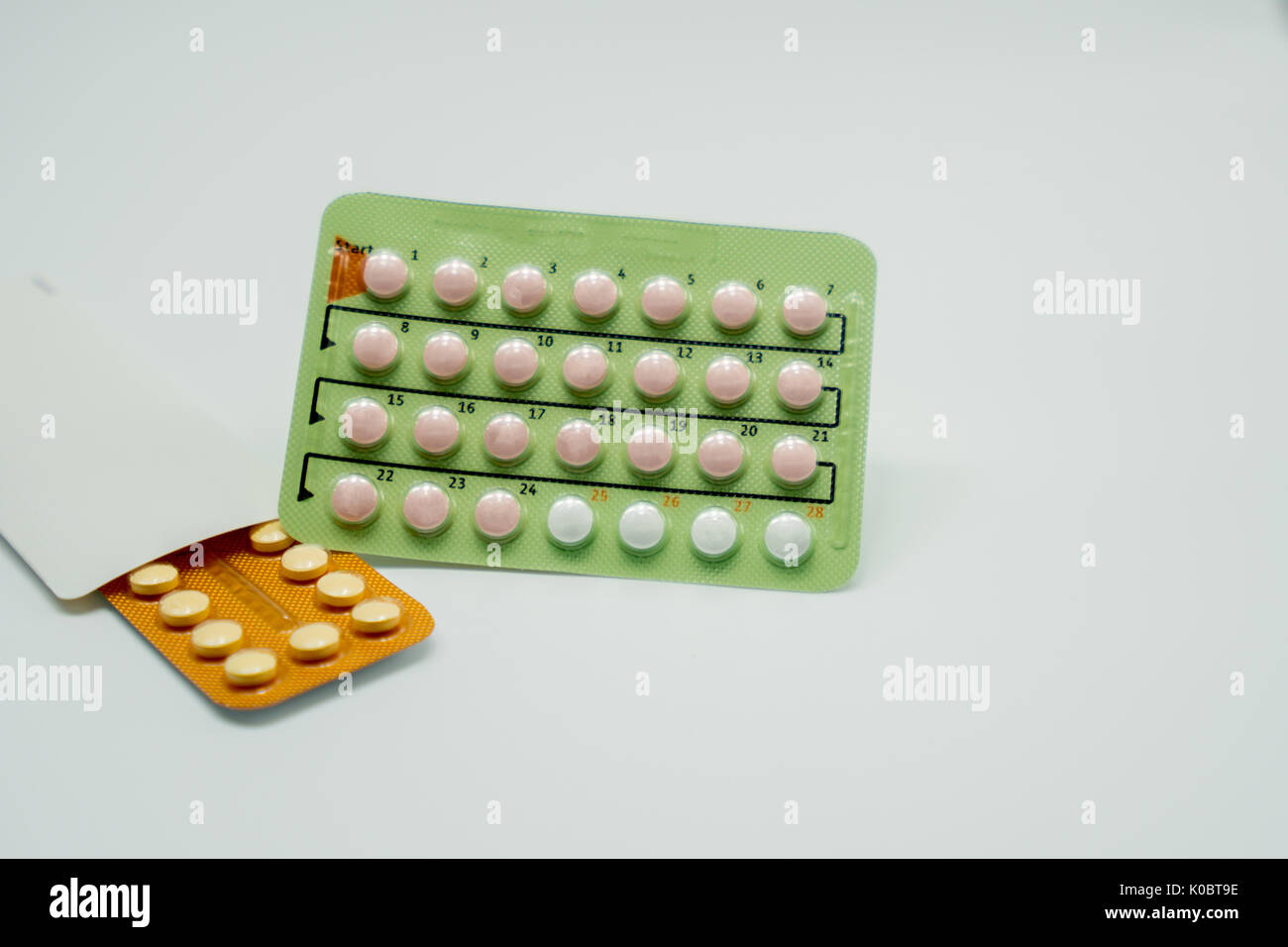 Las píldoras anticonceptivas sobre fondo blanco Fotografía de stock - Alamy