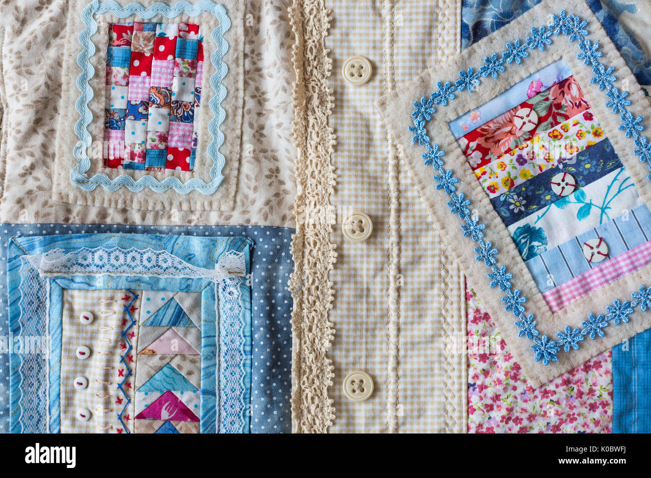 Hechos a mano, moda, accesorios concepto -flatlay de encantadoras mujeres bolsa hecha de pana y de la parte delantera de la costura en la técnica Patchwork con coloridos fragmentos ornamentados. Tiene dos correas, encajes y botón Foto de stock