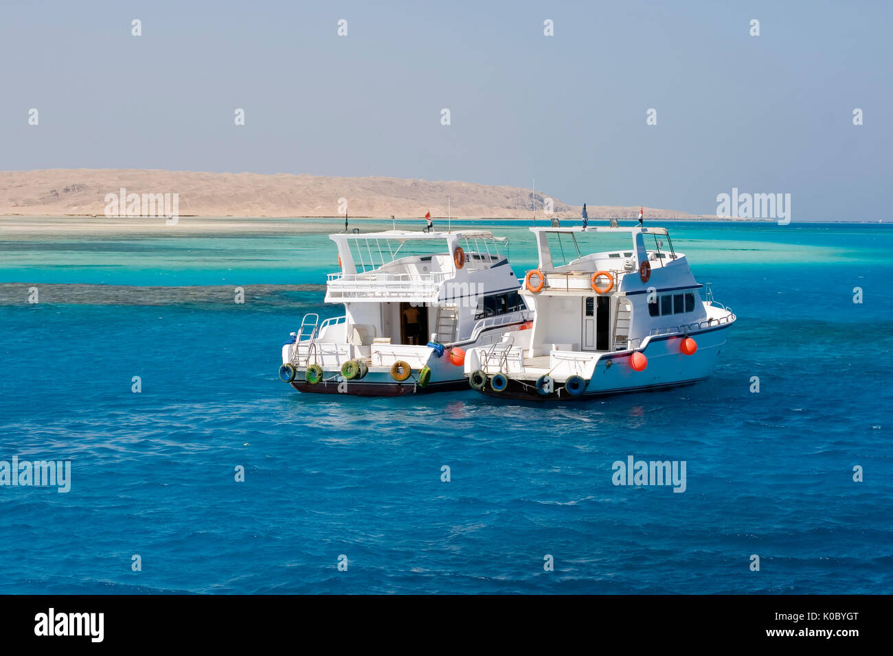 Dos yates anclados fuera giftin isla en el mar rojo, una atracción turística popular destintion Foto de stock