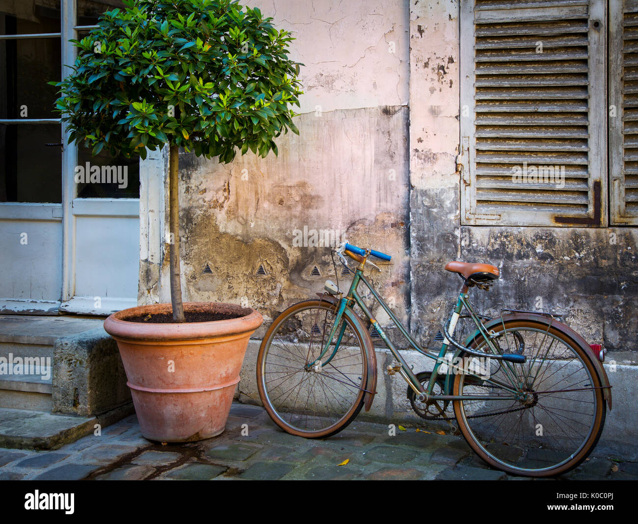 Bicicleta estacionados a lo largo de la antigua muralla, París, Francia Foto de stock