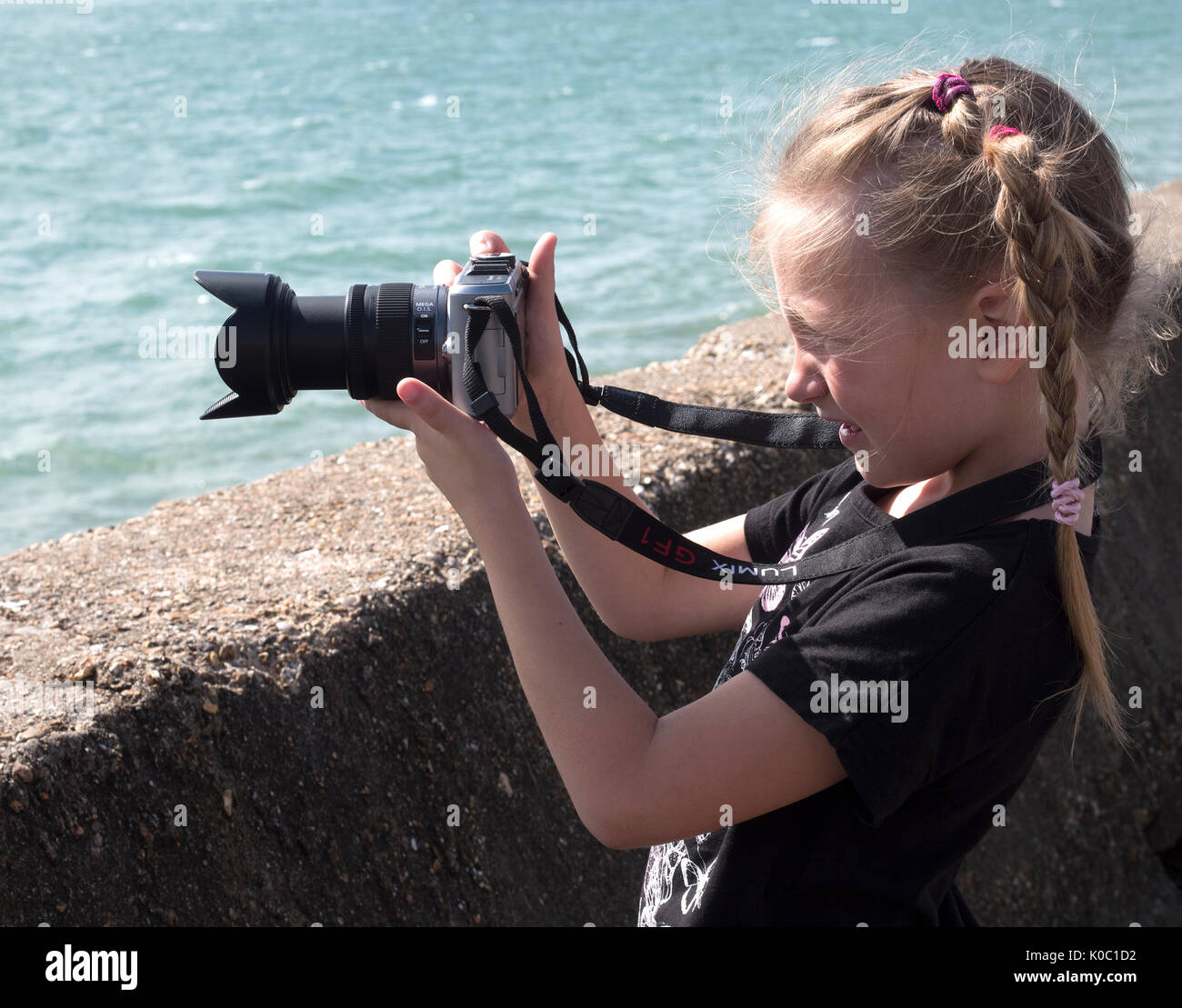 Los blancos jóvenes English una niña de 7 años con una cámara digital de 4  tercios Fotografía de stock - Alamy