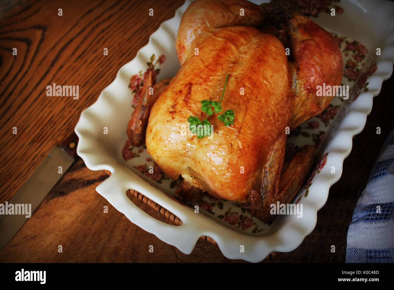 Pollo asado entero en la cazuela para cocinar sobre la mesa de madera.  vintage foto Fotografía de stock - Alamy