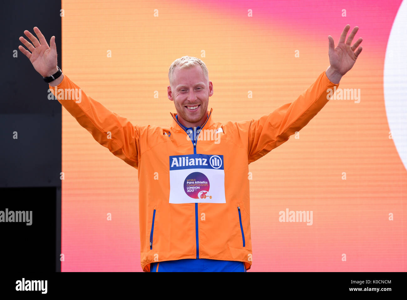 Ronald Hertog medallista de plata en la ceremonia de la medalla para el salto largo T44 en el Campeonato Mundial De Atletismo, Londres, Reino Unido Foto de stock