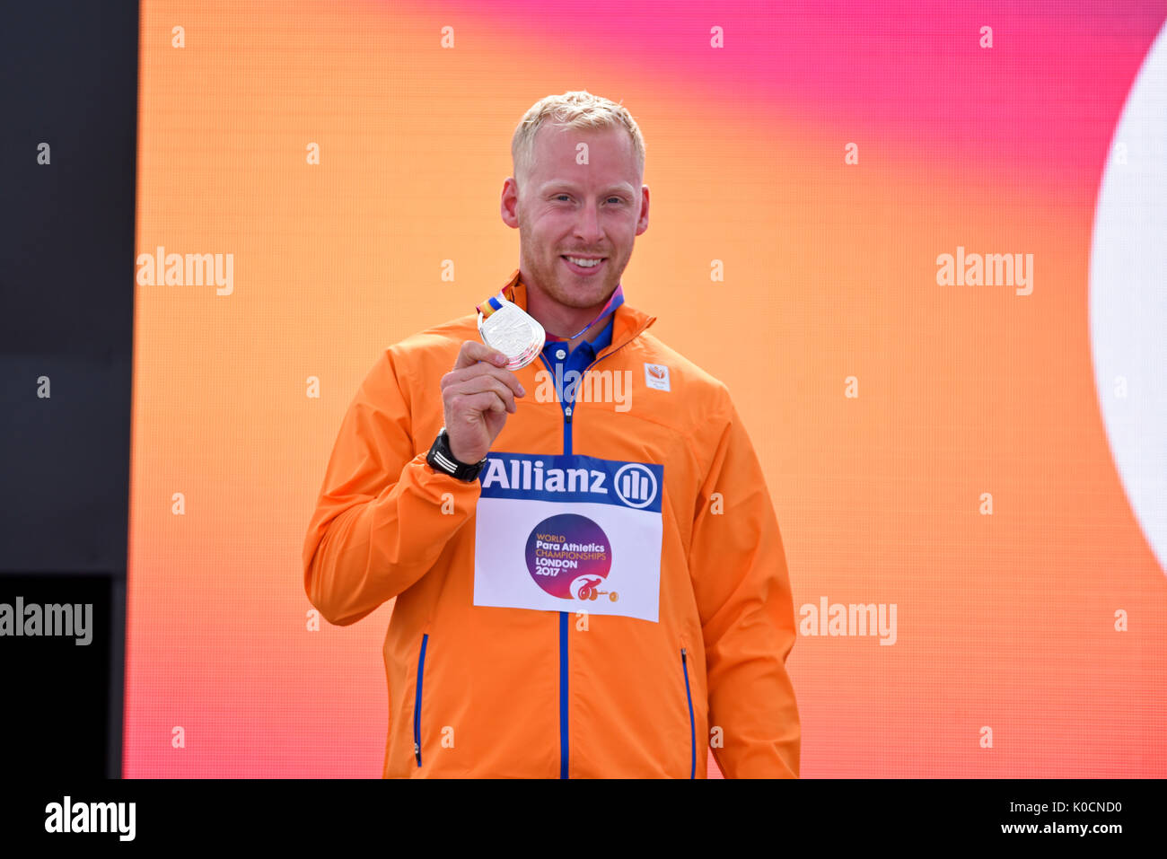 Ronald Hertog medallista de plata en la ceremonia de la medalla para el salto largo T44 en el Campeonato Mundial De Atletismo, Londres, Reino Unido Foto de stock