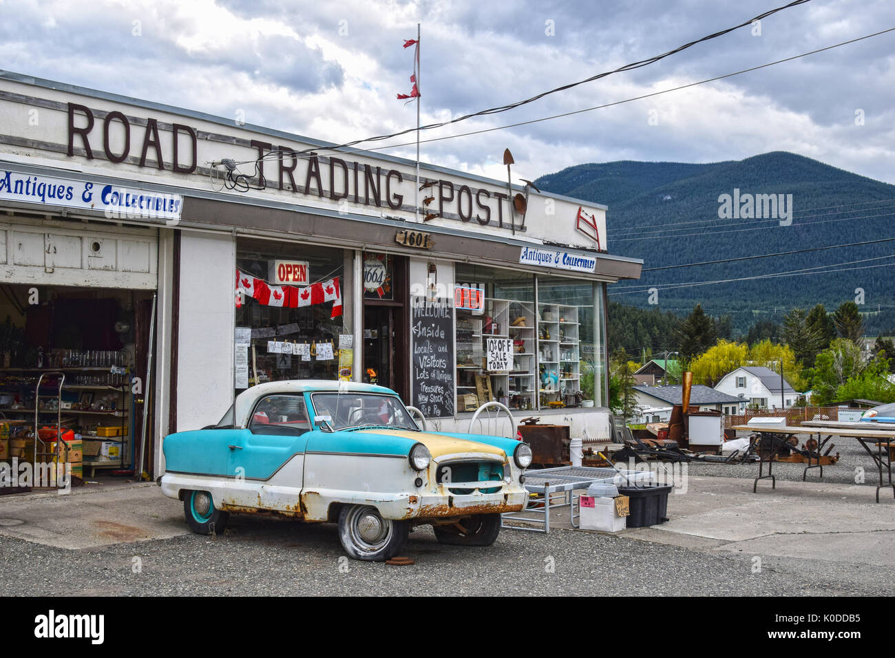 CLINTON, BC, Canadá - 23 de mayo de 2017: North Road Trading Post en Clinton, British Columbia. La tienda ofrece antigüedades y coleccionables. Foto de stock