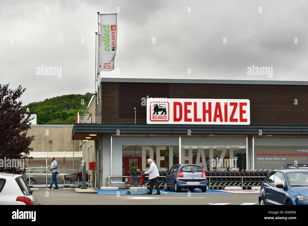 Sucursal de un supermercado Delhaize en Bélgica Foto de stock
