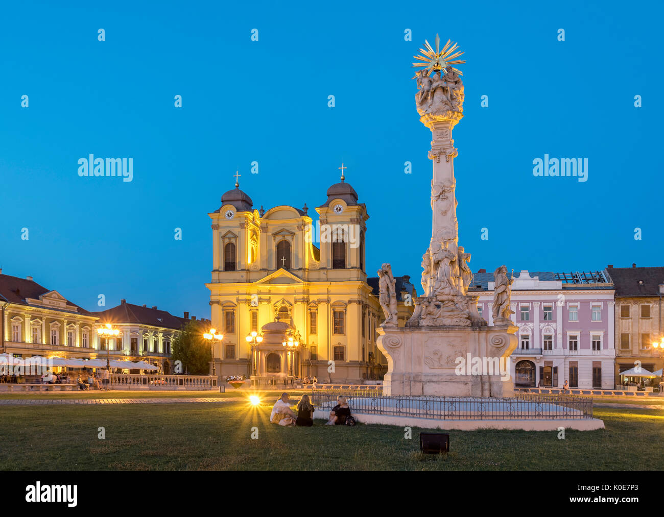 La Catedral de San Jorge (La Cúpula) y la columna de la Santísima Trinidad, Unity Square, Timisoara, en Rumania Foto de stock