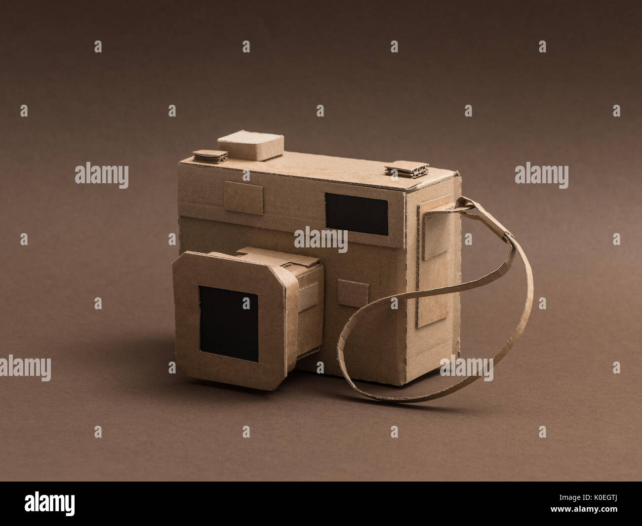Creative cámara artesanales hechos de cartón reciclado, manualidades y  creatividad concepto Fotografía de stock - Alamy