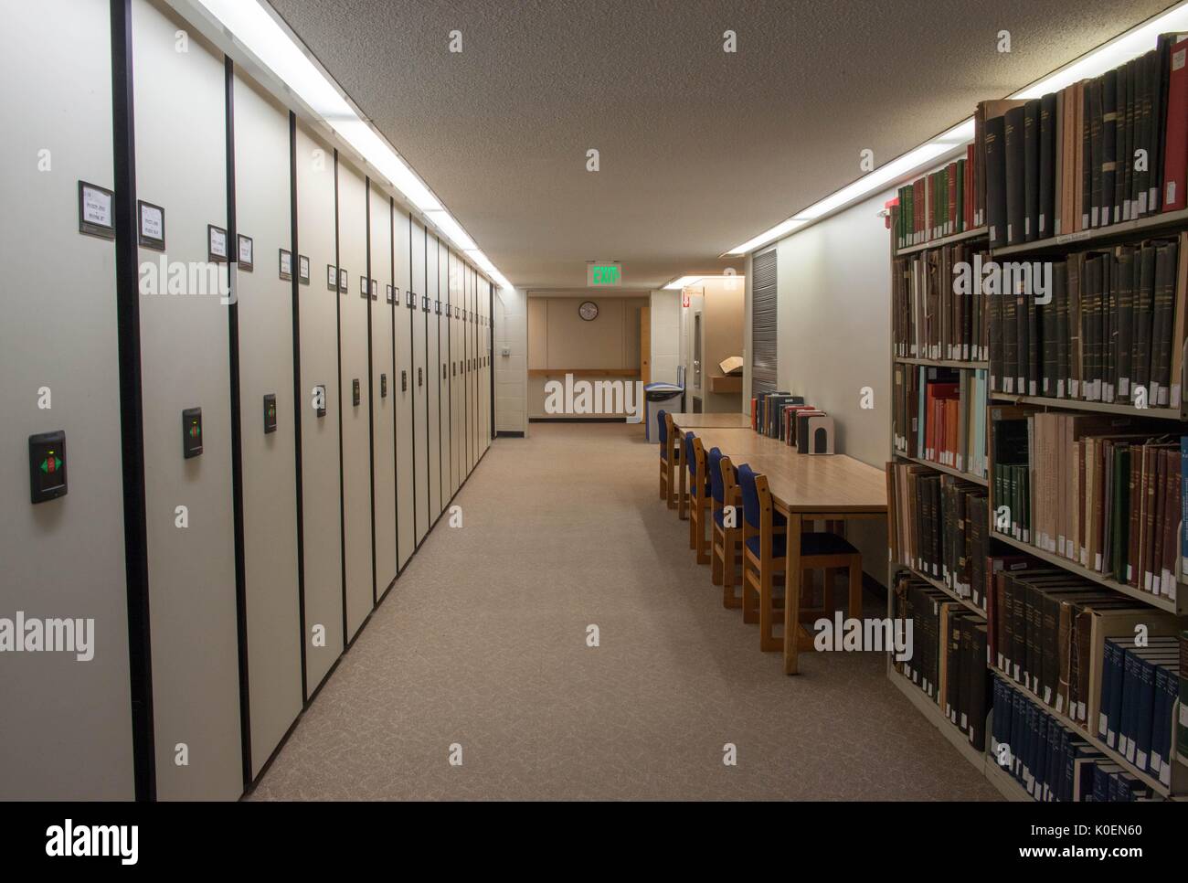 Estantes llenos de libros y mesas en el nivel D, el piso más bajo de la biblioteca Milton S. Eisenhower en el campus de Homewood de la Universidad Johns Hopkins en Baltimore, Maryland, 2014. Cortesía Eric Chen. Foto de stock