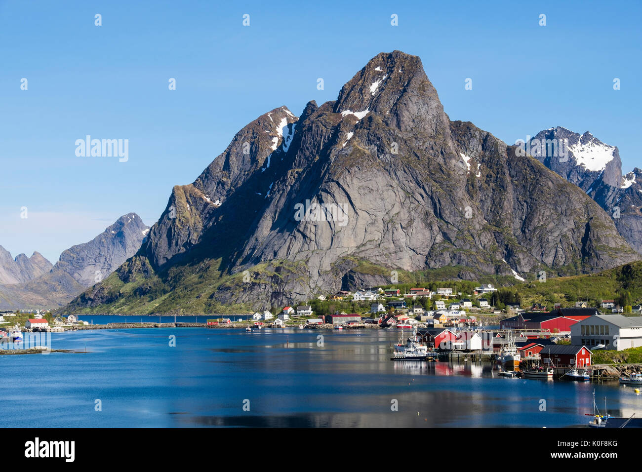 Vistas al puerto pesquero natural con montañas por encima de Reine, Moskenes, Moskenesøya Isla, Islas Lofoten, Noruega Foto de stock
