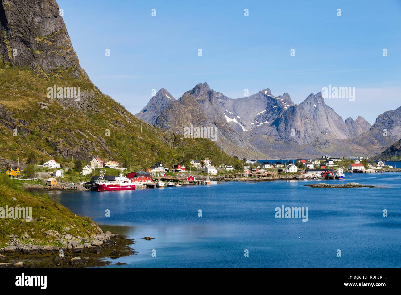 Vistas al puerto pesquero natural a las montañas. Reine, Moskenes, Moskenesøya Isla, Islas Lofoten, Nordland, Noruega, Escandinavia Foto de stock