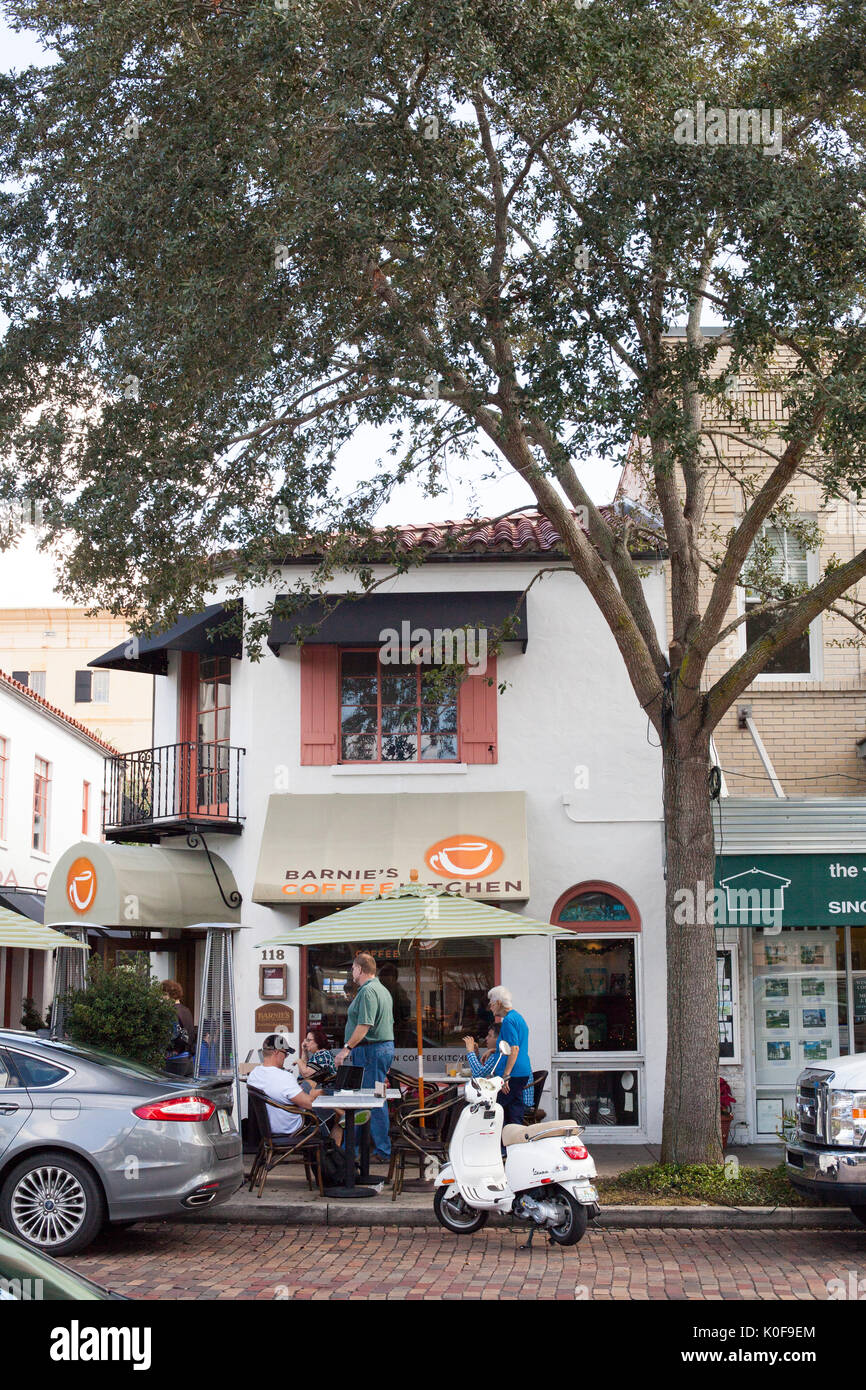 Tiendas y restaurantes a lo largo de Park Avenue, en Winter Park, Florida, distrito de compras. Foto de stock