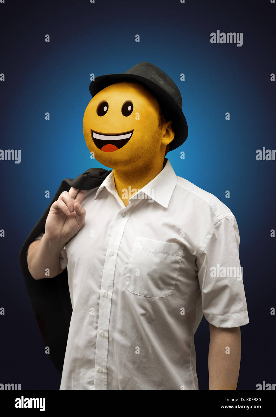 Un feliz empresario surrealista con una cara feliz amarillo juguetona emoticono retrato. Foto de stock