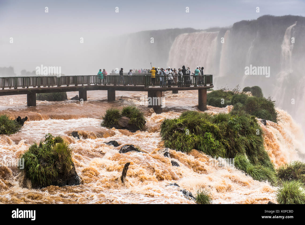 Los turistas de plataforma de visualización, las Cataratas del Iguazú, Foz do Iguaçu, Paraná, Brasil Foto de stock