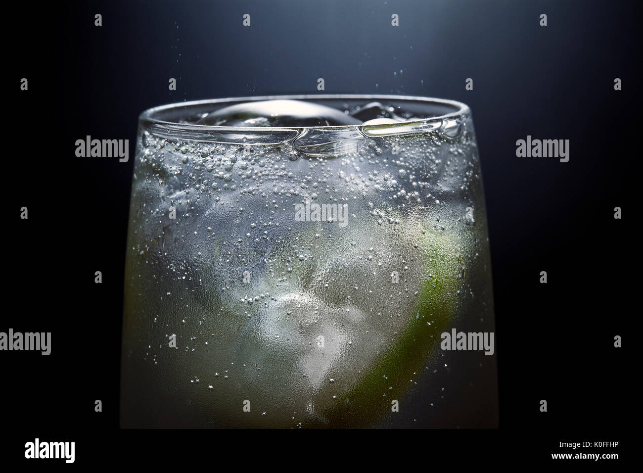 Gin Tonic la bebida gaseosa con limón Fotografía de stock - Alamy