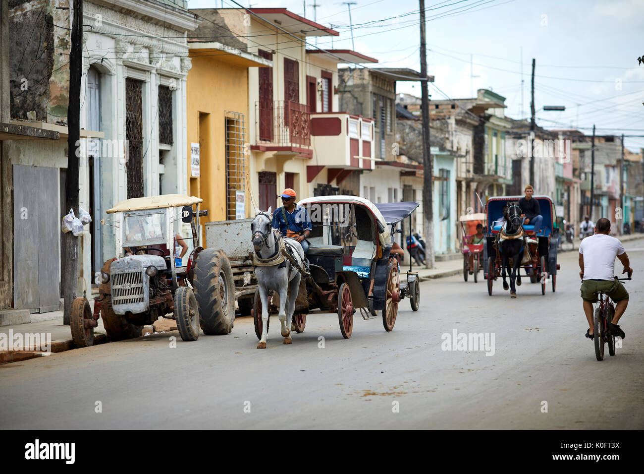 Cuba, Cuba, Cárdenas, caballos y bicicletas son los principales medios de  transporte en las calles cerca de Park Plaza de Spriu Fotografía de stock -  Alamy