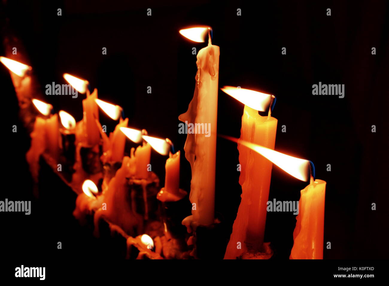 A la luz de las velas en la oscuridad de la noche,al igual que la vida es  siempre la esperanza y siempre hay mañana Fotografía de stock - Alamy